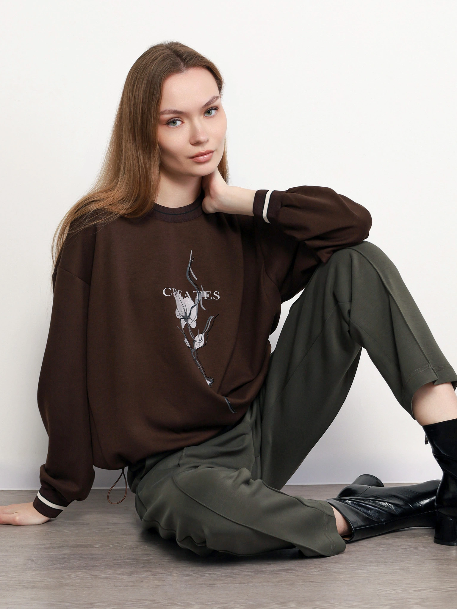 Джемпер темно-коричневого цвета со стразами